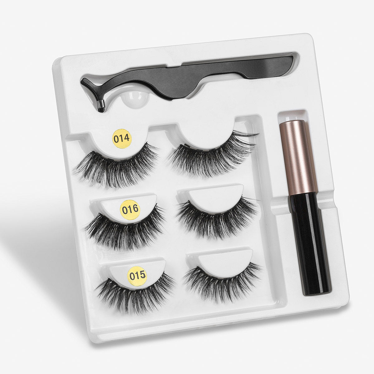 A Pair Of False Eyelashes With Magnets In Fashion - 𝓢𝓱𝓸𝓹𝓵𝓮𝓬𝔂