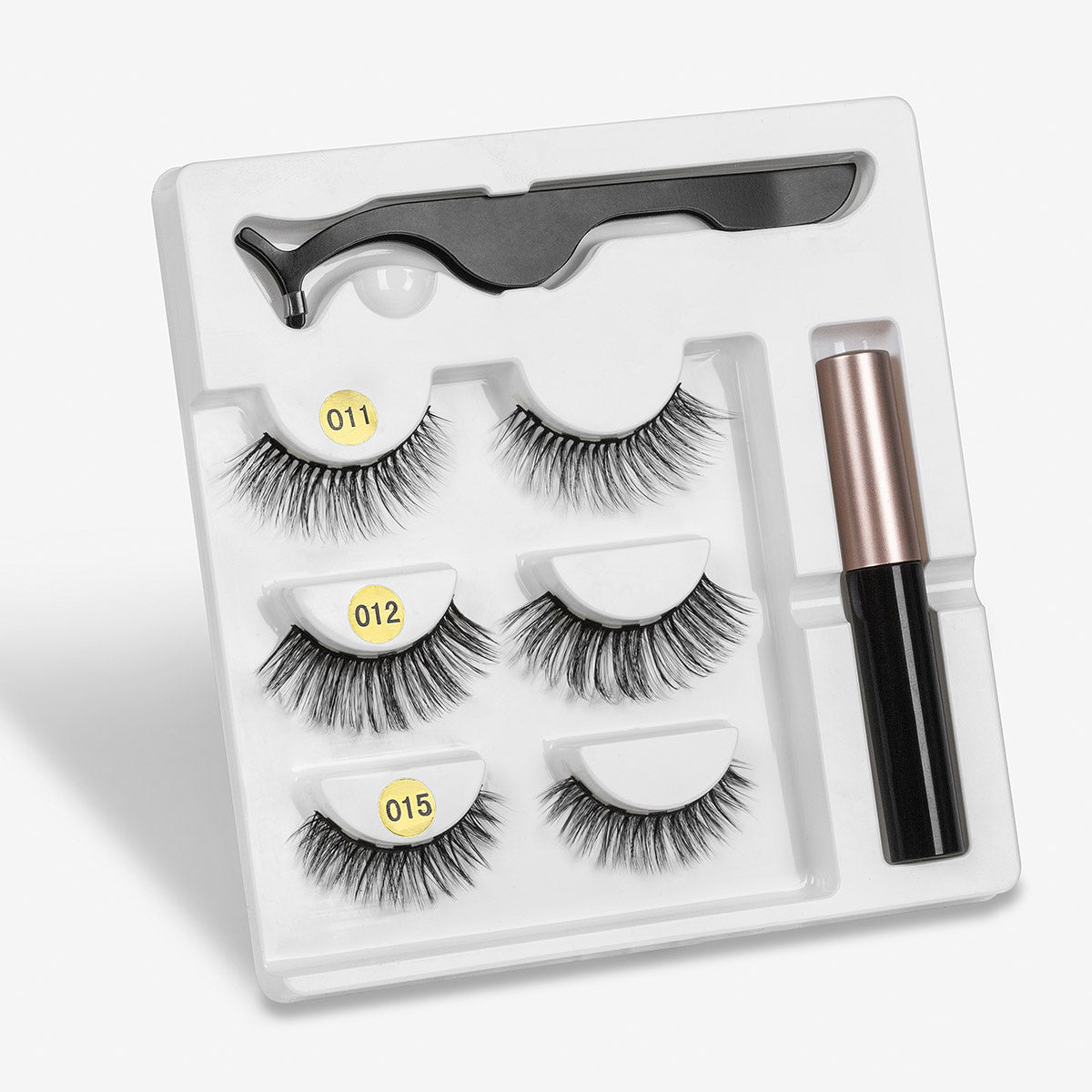 A Pair Of False Eyelashes With Magnets In Fashion - 𝓢𝓱𝓸𝓹𝓵𝓮𝓬𝔂
